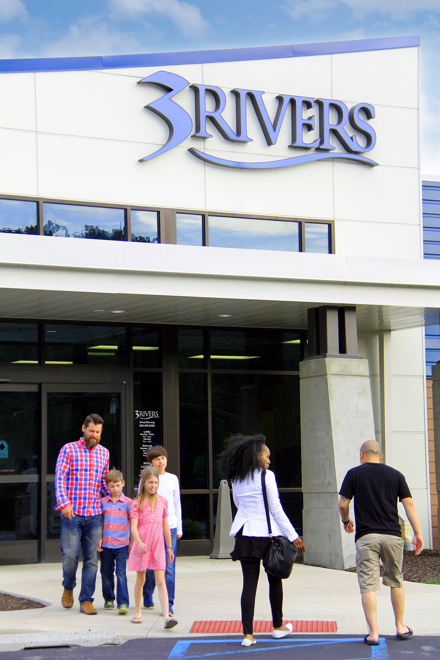 People walking into and out of 3Rivers' St. Joe Branch.