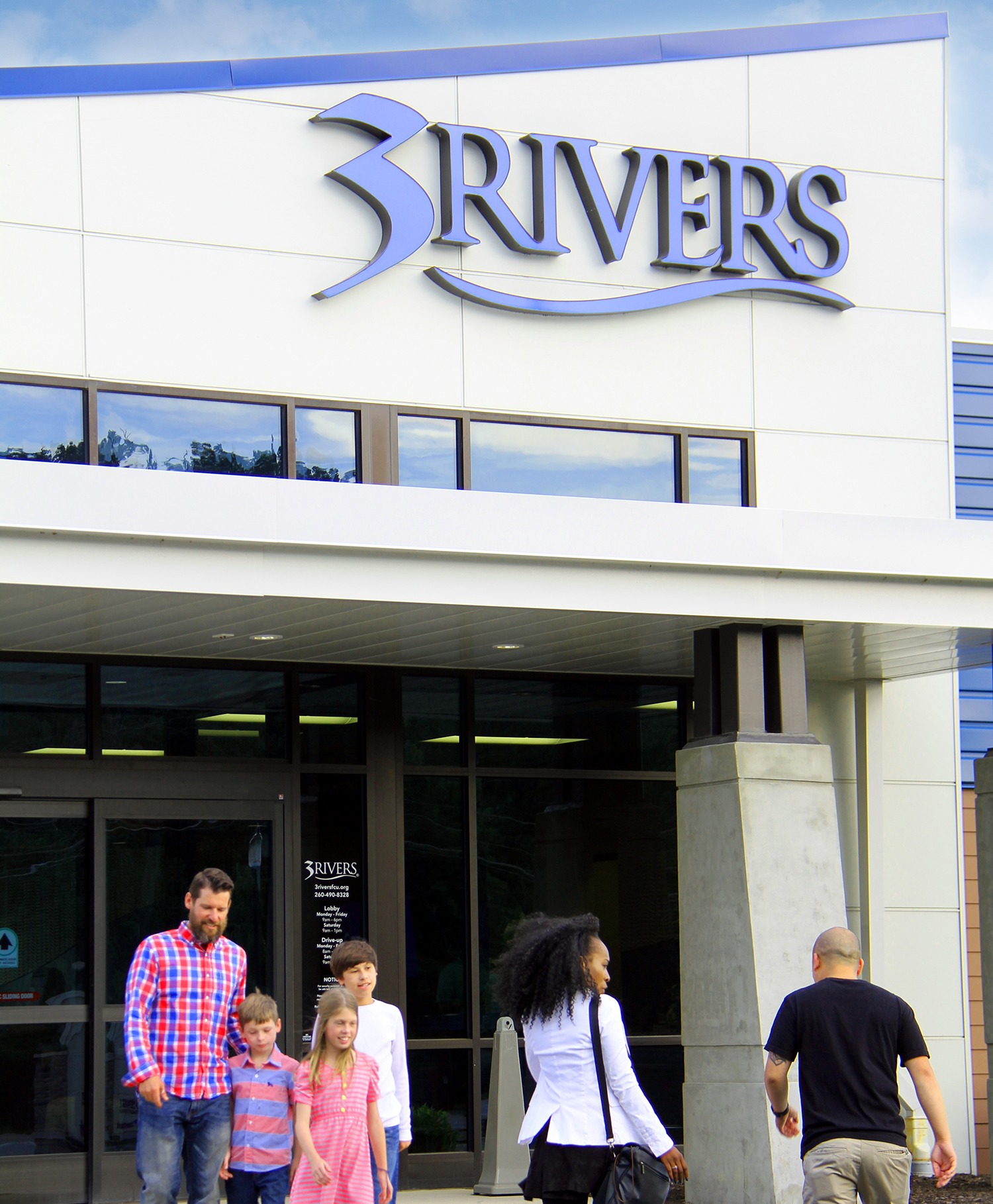 People walking into and out of 3Rivers' St. Joe Branch.