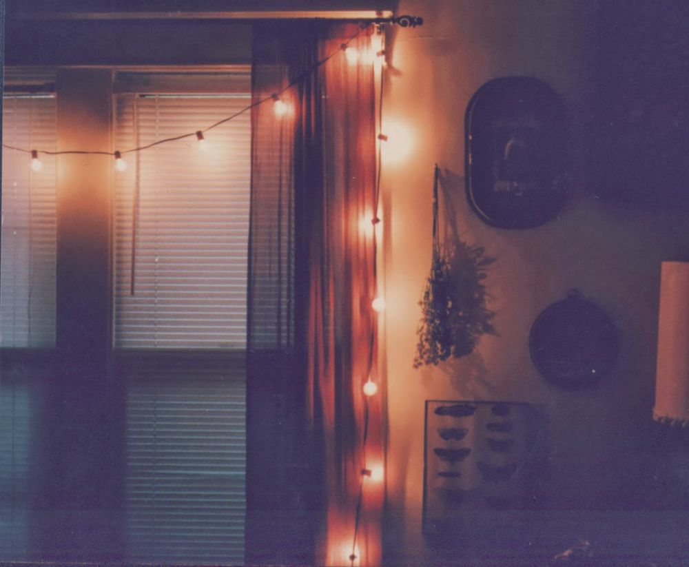 Bedroom String Lights | Photo credit: acoupleofbrownfinches.blogspot.com