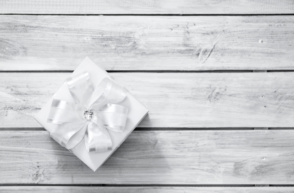 How to Give a Budget-Friendly Wedding Gift | Image source: Shutterstock.com / Photographer: Vasilyev Alexandr