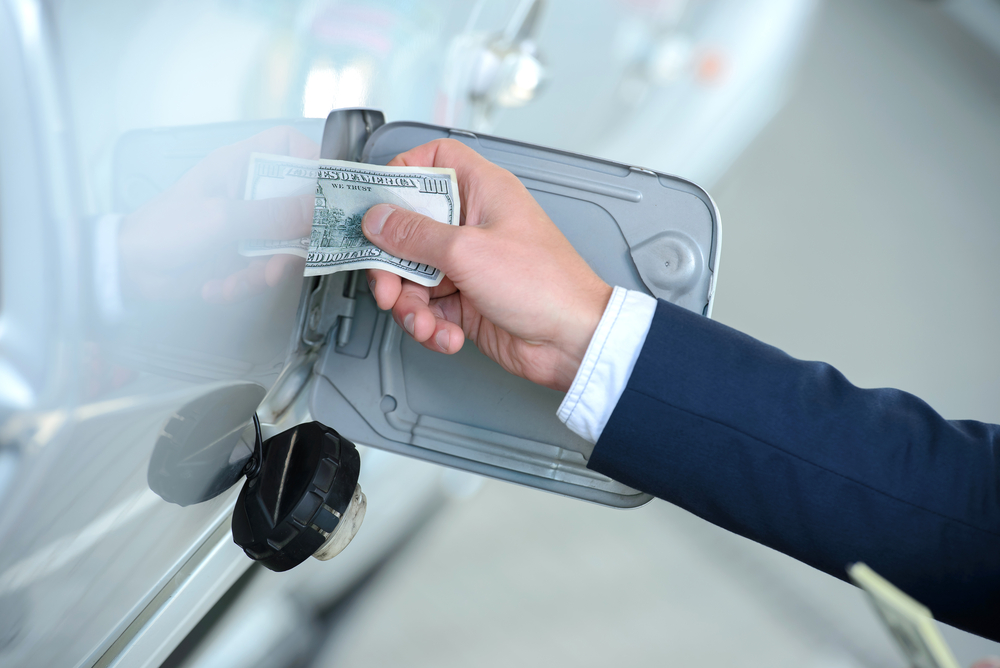 Save Money on Fuel | Image source: Shutterstock.com / Photographer: VGstockstudio