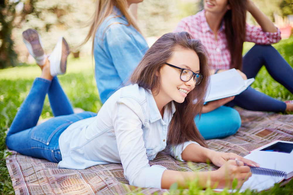How to Navigate College Admissions | Image source: Shutterstock.com / Photographer: Pressmaster 